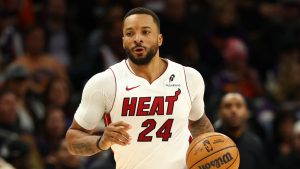 Norman Powell, disputando un partido con los Miami Heat.