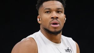 Giannis Antetokounmpo, calentando antes de un partido de los Milwaukee Bucks.