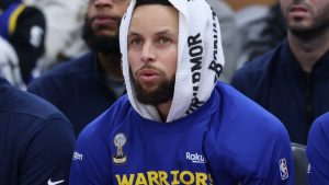 Stephen Curry, en el banquillo de los Warriors durante un partido.