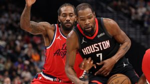 Kevin Durant y Kawhi Leoanrd, durante una jugada.