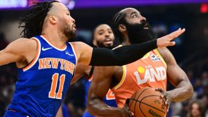 James Harden busca la canasta ante la oposición de Jalen Brunson.