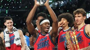 V.J. Edgecombe, con el premio de MVP del Rising Stars 2026.