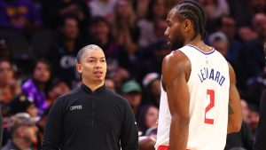 Tyronn Lue encara a Kawhi Leonard durante un partido de los Clippers.