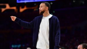 Curry sigue lesionado de la rodilla