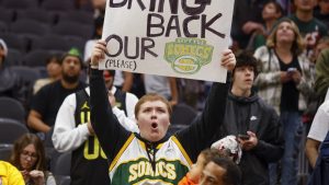Un aficionado pide que regresen a la NBA los Seattle Supersonics, equipo que hace años se trasladó a Oklahoma City para ser los actuales Thunder.