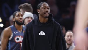 Jalen Williams, siguiendo desde la banda un partido de los Oklahoma City Thunder.