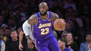 LeBron James, jugando contra Dallas Mavericks en febrero de 2026.