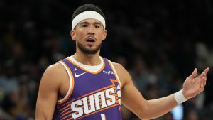 Devin Booker, disputando un partido con los Phoenix Suns.