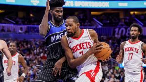 Kevin Durant intenta anotar ante la oposición de Jonathan Isaac en un Magic-Rockets de febrero de 2026.