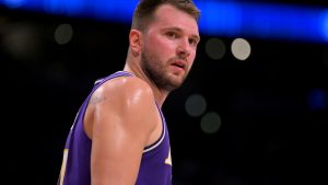 Luka Doncic, disputando un partido con Los Angeles Lakers.