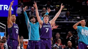 Imagen del banquillo de Charlotte Hornets celebrando en cancha de Houston Rockets.