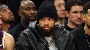 Dillon Brooks sentado en el banquillo.