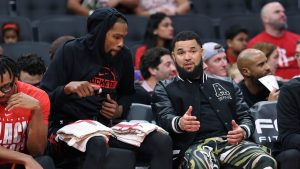 Fred VanVleet habla con Kevin Durant.