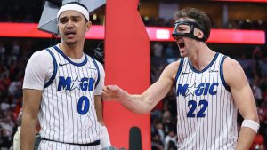 Franz Wagner y Anthony Black celebran una canasta.