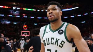 Giannis Antetokounmpo abandona la pista.