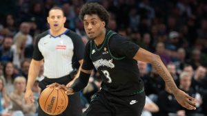 jaden McDaniels avanza con el balón.