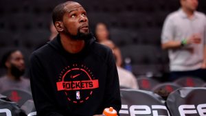 Kevin Durant se sienta en el banquillo de los Houston Rockets.