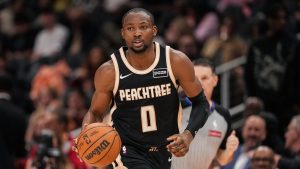 Jonathan Kuminga maneja el balón con la camiseta de los Atlanta Hawks.