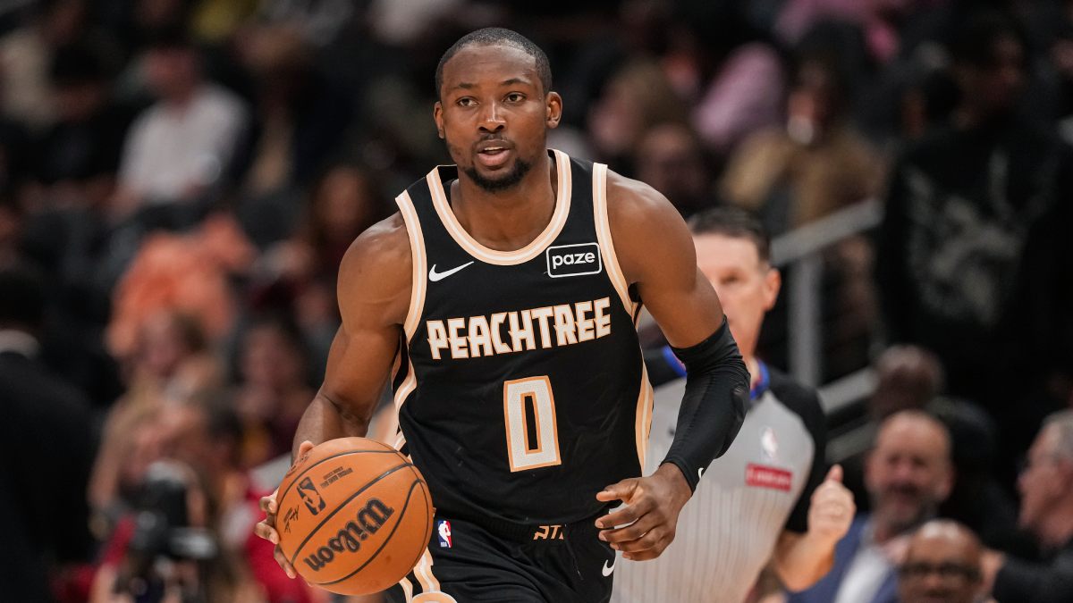 Jonathan Kuminga maneja el balón con la camiseta de los Atlanta Hawks.