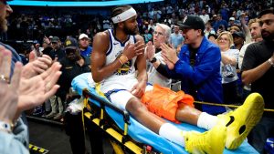 Moses Moody abandona la pista en camilla.