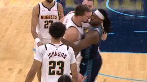 Nikola Jokic se encara con Lu Dort.