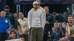 Stephen Curry observa el partido vestido de calle