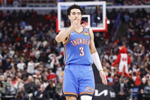 Jared_McCain_con_los_Thunder_celebrando_un_triple