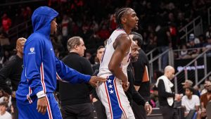 Tyrese Maxey, acompañado a vestuarios por Kyle Lowry tras lesionarse la mano derecha.