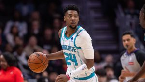 Brandon Miller, disputando un partido con los Charlotte Hornets.