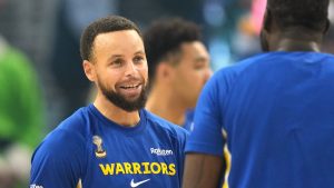Stephen Curry, sonriente ante una apreciación de Draymond Green.