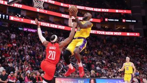 Los Lakers ganan en Houston