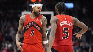 Brandon Ingram celebra junto a Immanuel Quickley una acción ofensiva.