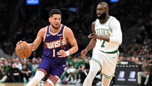 Devin Booker, iniciando un ataque ante la atenta mirada de Jaylen Brown.