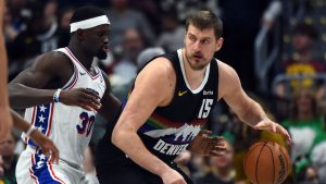 Nikola Jokic, jugando contra los Philadelphia 76ers.