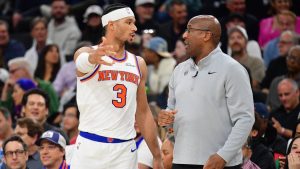 Josh Hart conversa con Mike Brown durante un partido de los Knicks.