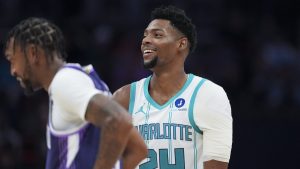 Brandon Miller, sonriendo durante un partido con los Charlotte Hornets.