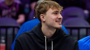 Cooper Flagg, siguiendo un partido de Dallas desde el banquillo.