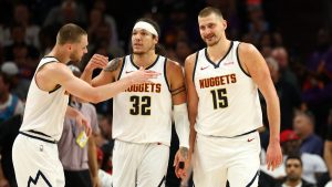 Los Nuggets celebran el game winner de Jokic