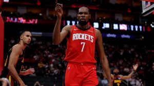 Los Rockets ganan a los Hawks