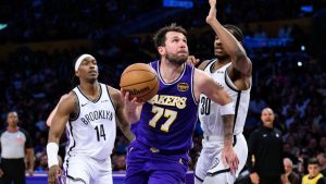 Luka Doncic, jugando contra los Brooklyn Nets en marzo de 2026.