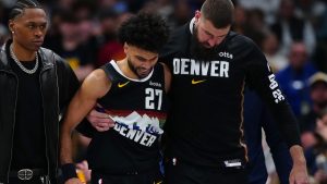 Jamal Murray, ayudado por Jonas Valanciunas para abandonar la cancha.