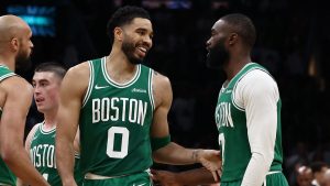 Jayson Tatum, sonriente en su regreso a las canchas junto a Jaylen Brown.