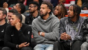 Trae Young, expulsado por entrar a pista