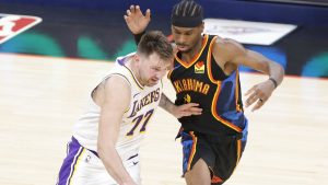 Luka Doncic, iniciando una jugada ante la defensa de Shai Gilgeous-Alexander.