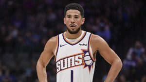 Devin Booker, disputando un partido con los Phoenix Suns.