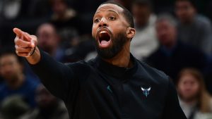 Charles Lee, entrenador de los Charlotte Hornets.