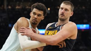 Nikola Jokic, frente a Victor Wembanyama en un partido de la temporada 2025-26 de la NBA.