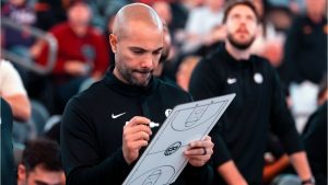 Jordi Fernández dibuja algo en su pizarra de partido.