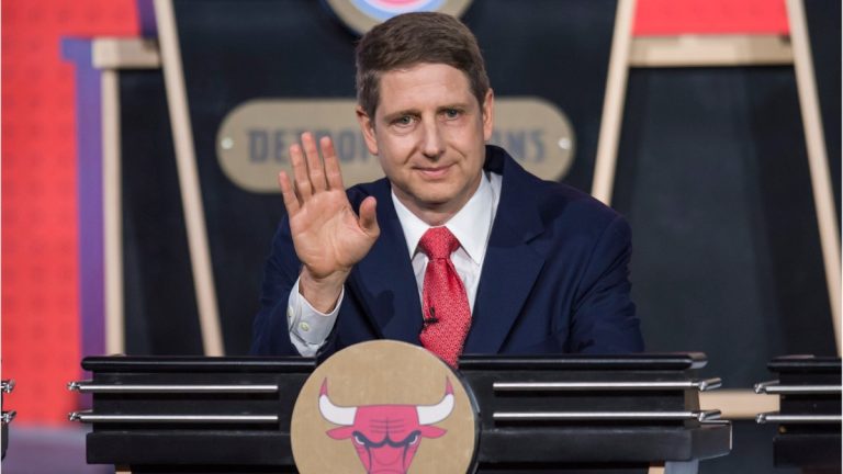 Michael Reinsdorf representando a los Chicago Bulls en la lotería del Draft.