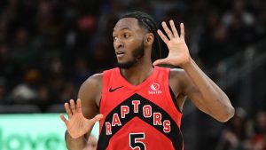 Immanuel Quickley hace gestos con las manos.